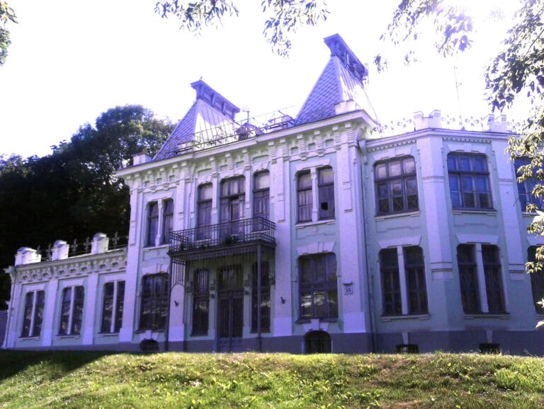 HOSPITAL ON KOZLOVKA (PARKOVA DOROGA, 3-5, 7)